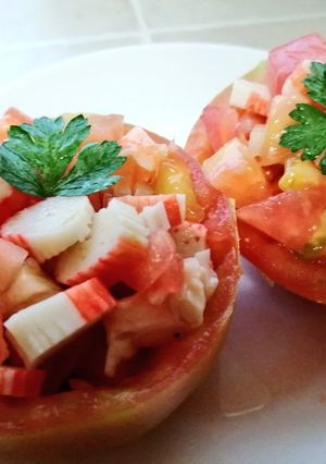 Foto principal de Tomates rellenos con palitos de cangrejo y gambas