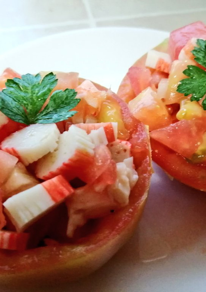 Una foto de Tomates rellenos con palitos de cangrejo y gambas