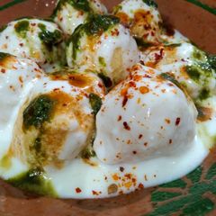 A picture of Dahi bhalay.