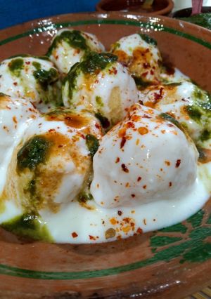 A picture of Dahi bhalay.