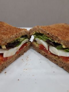 Una foto de Sándwich vegetal sin mayonesa
