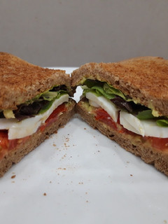 Una foto de Sándwich vegetal sin mayonesa