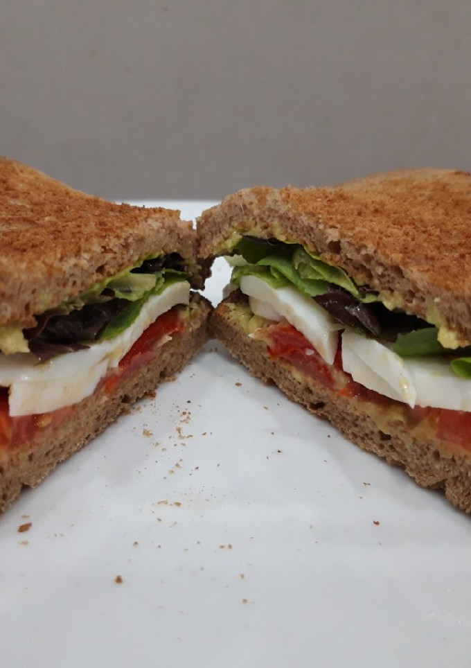 Una foto de Sándwich vegetal sin mayonesa