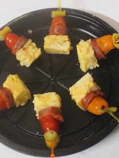 Una foto de Pinchos de sobras de tortilla con alegría
