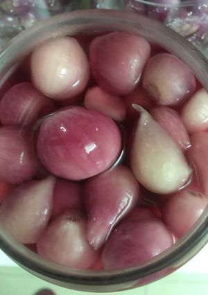 Hình của món Hành tím ngâm chua ngọt.