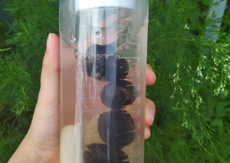 Infused water (pir + anggur hitam)