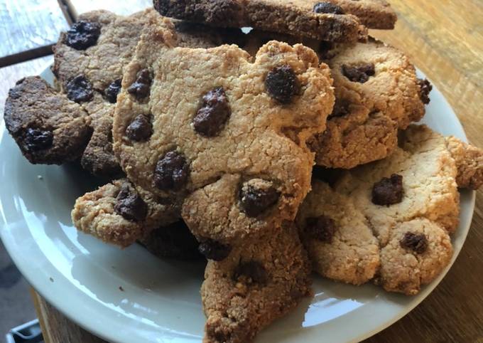 Chocolate chip and almond cookies without chocolate chips