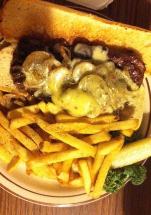 Une photo de Sandwich de bœuf aux champignons et sauce au poivre