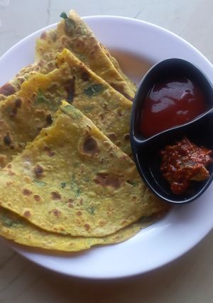 A picture of Methi Paratha.