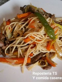 Una foto de Fideos chinos con ternera y verduras