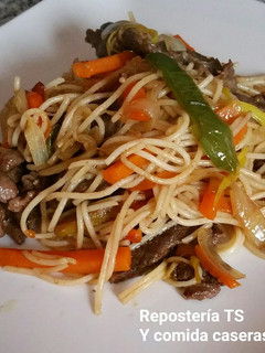 Una foto de Fideos chinos con ternera y verduras