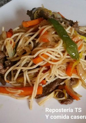 Una foto de Fideos chinos con ternera y verduras