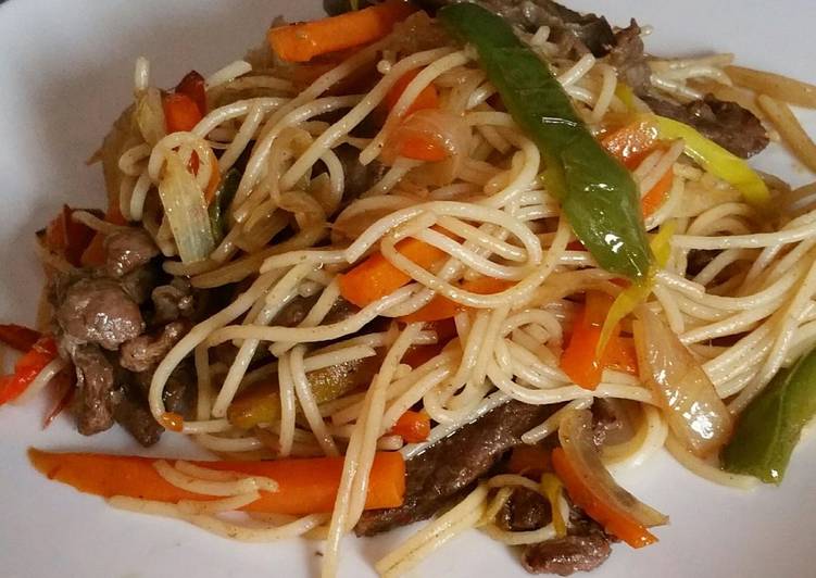 Fideos chinos con ternera y verduras