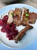 Costine di maiale marinate al BBQ e cipolla rossa caramellata