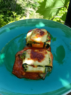 Una foto de Raviolis de calabacín rellenos de espinacas y queso de cabra