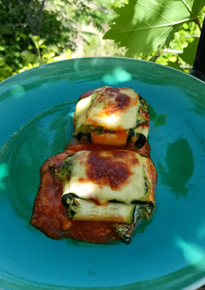 Una foto de Raviolis de calabacín rellenos de espinacas y queso de cabra