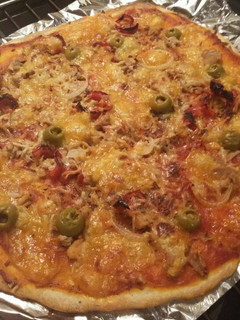 Una foto de Pizza🍕 "15min" de atún con pimientos (y algo más) 🕒