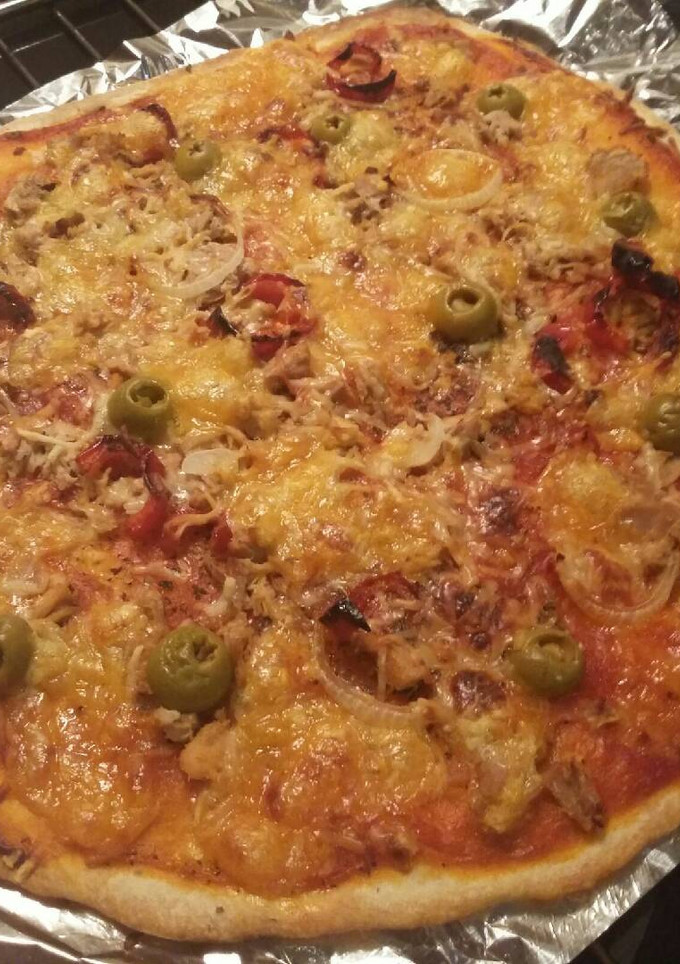 Una foto de Pizza🍕 "15min" de atún con pimientos (y algo más) 🕒