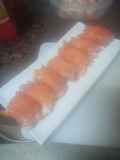 Una foto de Rollitos de trucha ahumada rellenos de queso crema y langostinos