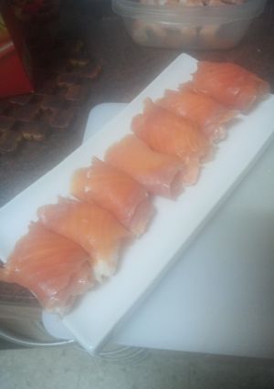 Una foto de Rollitos de trucha ahumada rellenos de queso crema y langostinos