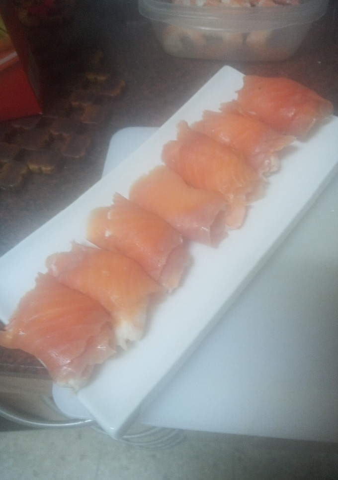 Una foto de Rollitos de trucha ahumada rellenos de queso crema y langostinos