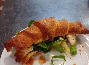 Zdjęcie przepisu Chicken salad croissants.
