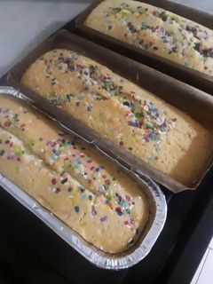 Una foto de Budín colorido con dulce de leche y granas