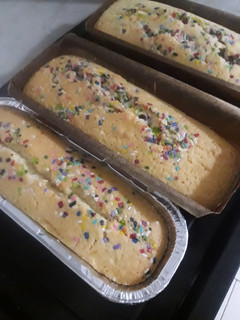 Una foto de Budín colorido con dulce de leche y granas
