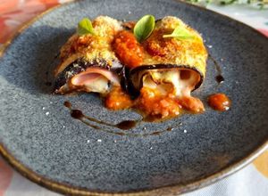 Foto di Involtini di melanzana, mortadella e mozzarella, gratinati al forno