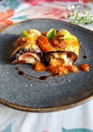 Foto di Involtini di melanzana, mortadella e mozzarella, gratinati al forno