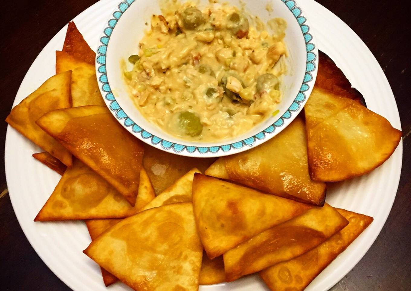 Tortillas de Harina Fritas & Dip de Pollo y Aceitunas