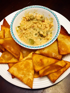 Una foto de Tortillas de Harina Fritas & Dip de Pollo y Aceitunas