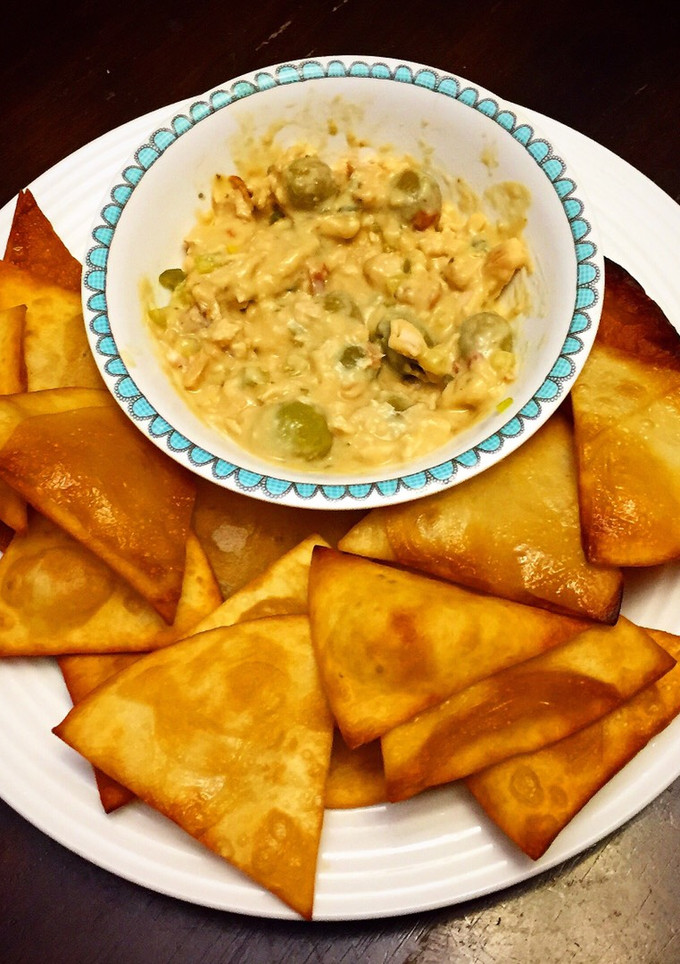 Una foto de Tortillas de Harina Fritas & Dip de Pollo y Aceitunas
