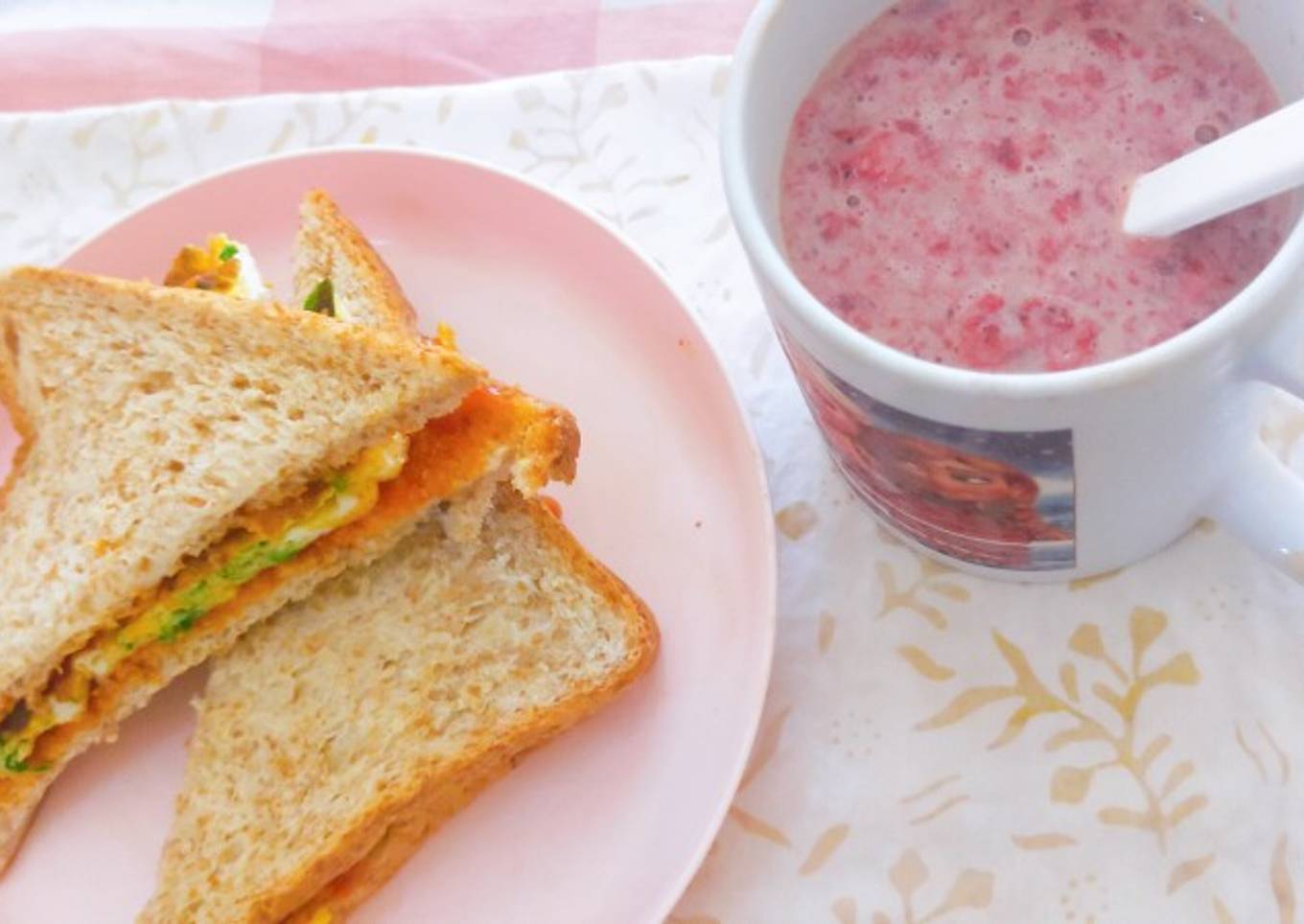 Sandwich roti tawar & susu stroberi