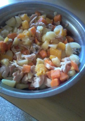 Una foto de Salpicón de pollo, papa, zanahoria y calabaza