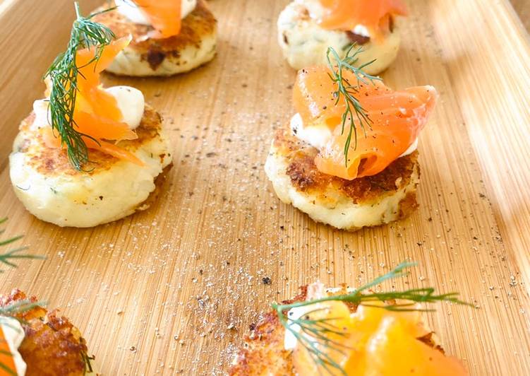 Potato cakes with dill and smoked salmon (canapé)