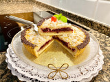 Pastel con frutos rojos y almendras (Cake with red fruits and almonds)