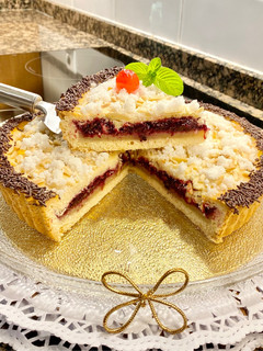 Una foto de Pastel con frutos rojos y almendras (Cake with red fruits and almonds)
