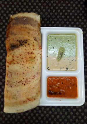 A picture of Tomato onion Chutney dosa.
