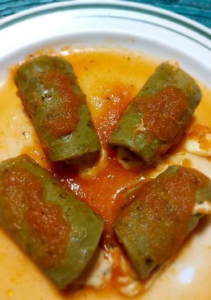Una foto de Rollitos de nopal con queso en caldillo de jitomate