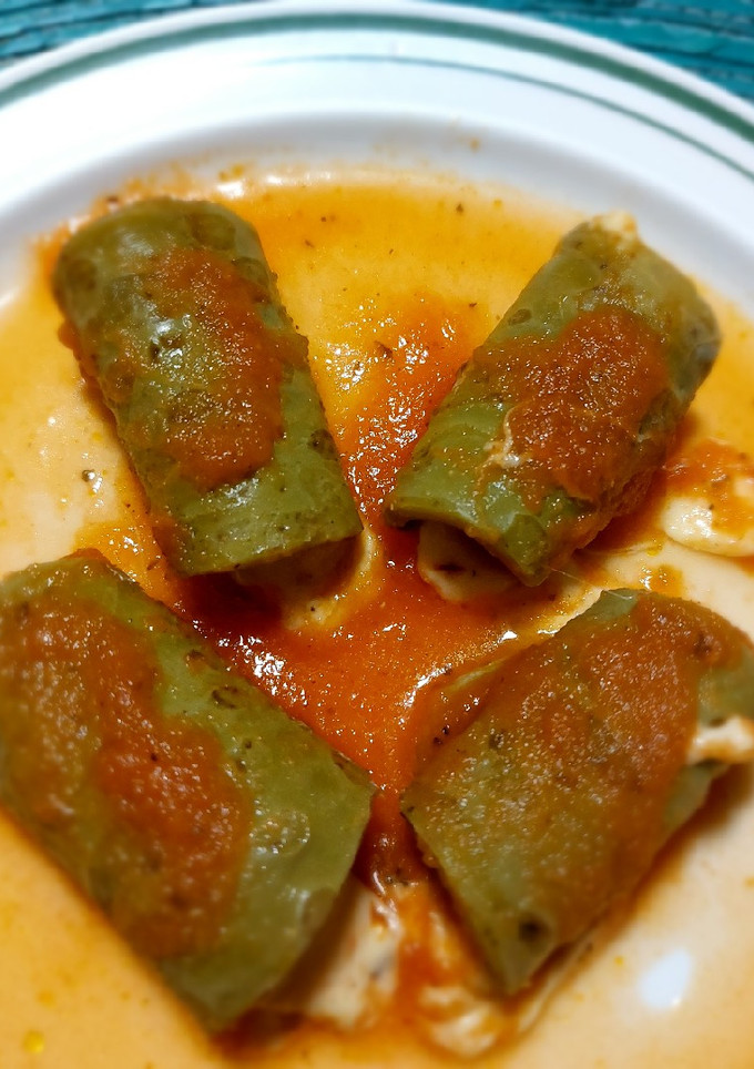 Una foto de Rollitos de nopal con queso en caldillo de jitomate