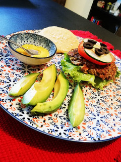 Una foto de Hamburguesa de lentejas con pan de harina de avena integral