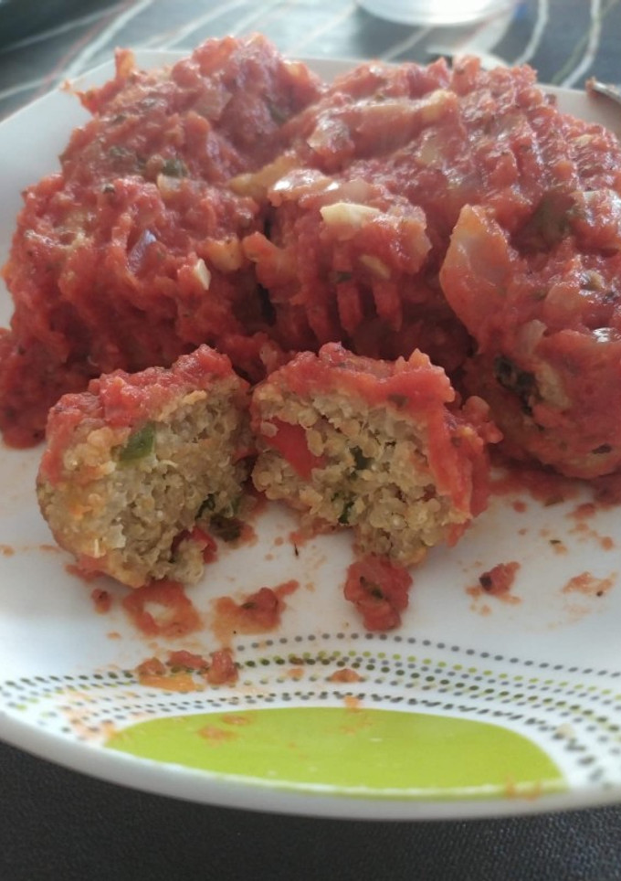Una foto de Albóndigas de quinoa en salsa de tomate