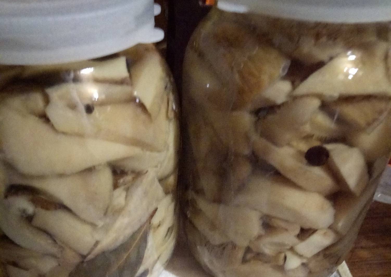 Грузди соленые фото в банке. Грузди белые солёные. Сколько замачивать черный груздь. Как правильно солить белый груздь на зиму. Волнушки грузди соленые.