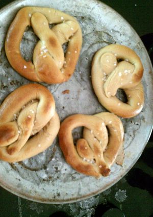 A picture of 8 Soft Giant Pretzels (easy).