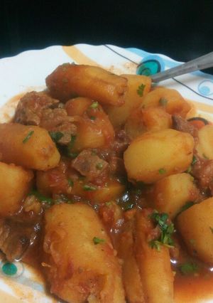 A picture of Mix of green bananas,potatoes and meat (matoke).