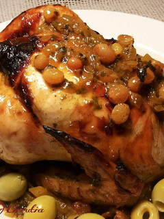Una foto de Pollo confitado al horno con pasas y orejones
