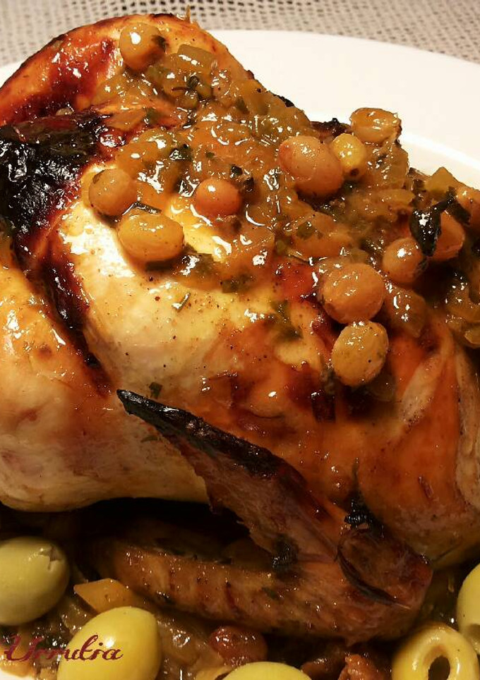 Una foto de Pollo confitado al horno con pasas y orejones