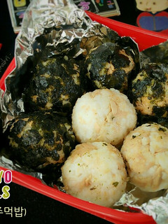 Foto resep Tuna Mayo Rice Balls (참치 마요 주먹밥 - Chamchi Mayo Jumokbap)