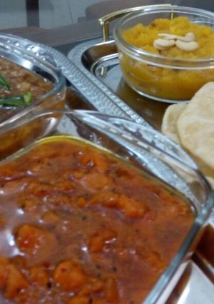 A picture of Allu ki bhaji with pori.